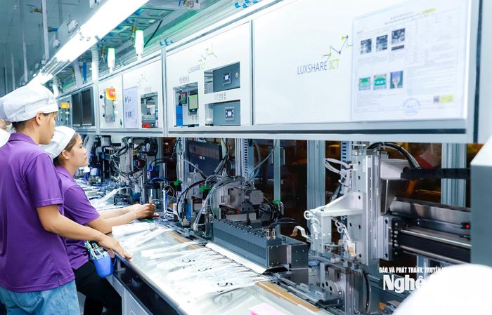 Sản xuất tại nhà máy của Công ty Luxshare ICT tại VSIP Nghệ An. Ảnh Thành Duy