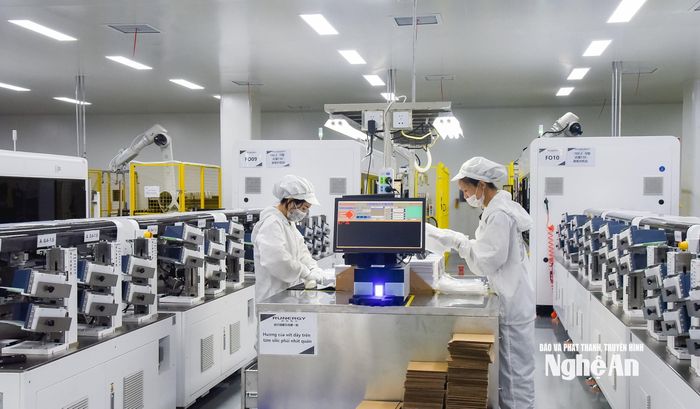 Hoạt động sản xuất tại KCN Hoàng Mai I. Ảnh Thanh Lê