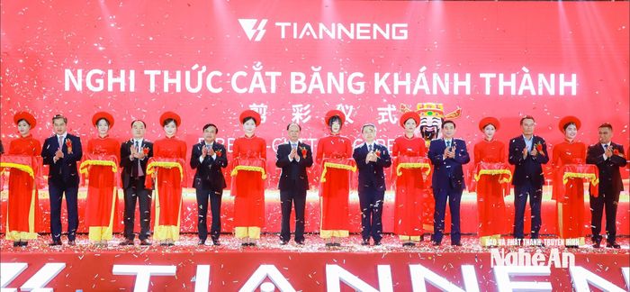 Đồng chí Bùi Thanh An - Ủy viên Ban Thường vụ Tỉnh ủy, Phó Chủ tịch Thường trực UBND tỉnh dự Lễ khánh thành Nhà máy Tianneng Việt Nam tại Khu công nghiệp Hoàng Mai II, phường Hoàng Mai. Ảnh: Thành Duy