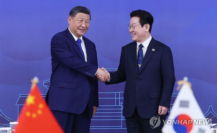 Tổng thống Hàn Quốc Lee Jae-myung (phải) bắt tay Chủ tịch Trung Quốc Tập Cận Bình trước thềm Hội nghị Thượng đỉnh tại Gyeongju ngày 11/11/2025. Nguồn: Yonhap