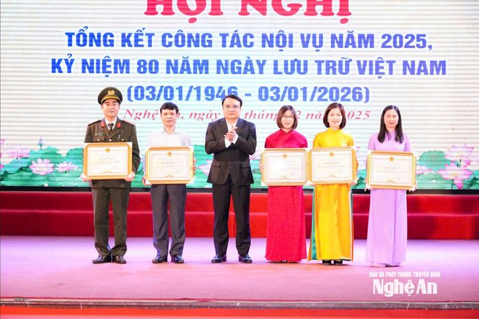Phó Chủ tịch UBND tỉnh Phùng Thành Vinh trao Bằng khen của Chủ tịch UBND tỉnh cho các tập thể, cá nhân. Ảnh: T.L