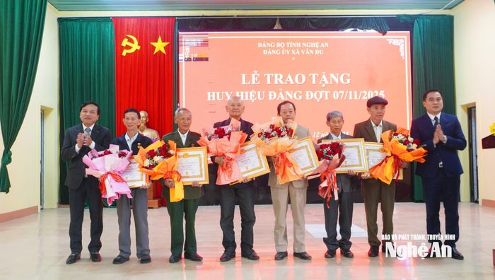 Đồng chí Nguyễn Như Khôi cùng lãnh đạo xã trao Huy hiệu Đảng cho các đảng viên lão thành sinh hoạt tại xã Vân Du. Ảnh: Phan Trung Tú