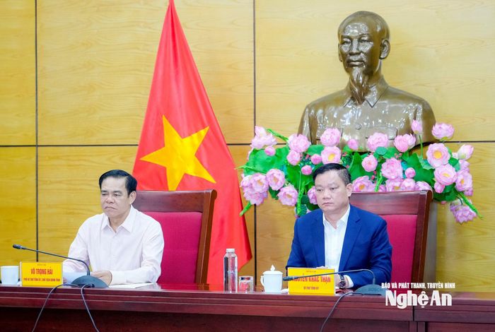 Bí thư Tỉnh ủy Nguyễn Khắc Thận và Phó Bí thư Tỉnh ủy, Chủ tịch UBND tỉnh Võ Trọng Hải chủ trì điểm cầu tỉnh Nghệ An. Ảnh: Phạm Bằng