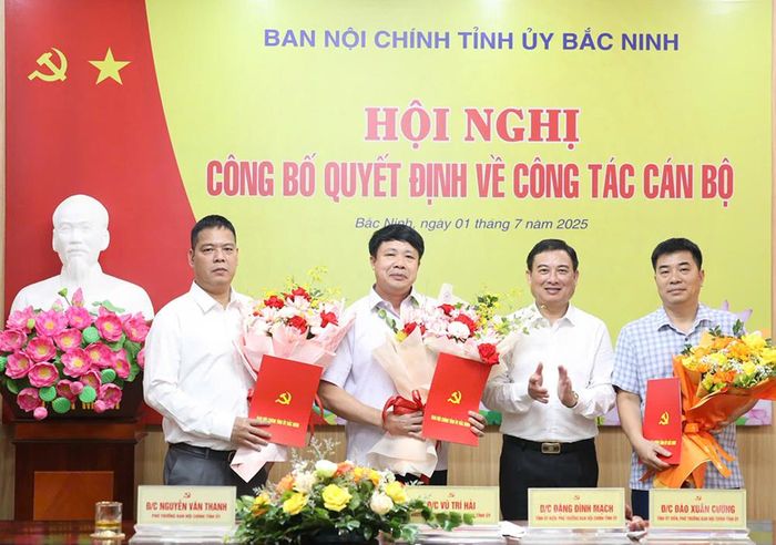  Đồng chí Vũ Trí Hải trao quyết định bổ nhiệm, kiện toàn đội ngũ lãnh đạo các phòng. 