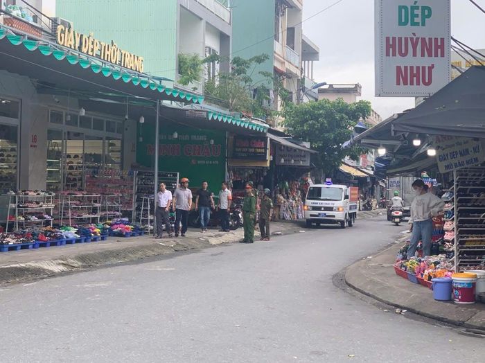 Tổ trật tự đô thị phường Tam Kỳ kiểm tra trật tự đô thị tại chợ Tam Kỳ. Ảnh: QUANG SƠN.