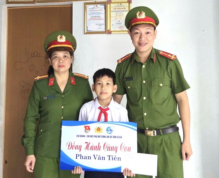 Đại diện Chi đoàn Thanh niên và Chi hội Phụ nữ Công an xã Tam Xuân trao hỗ trợ đỡ đầu cho học sinh mồ côi. Ảnh: L.P