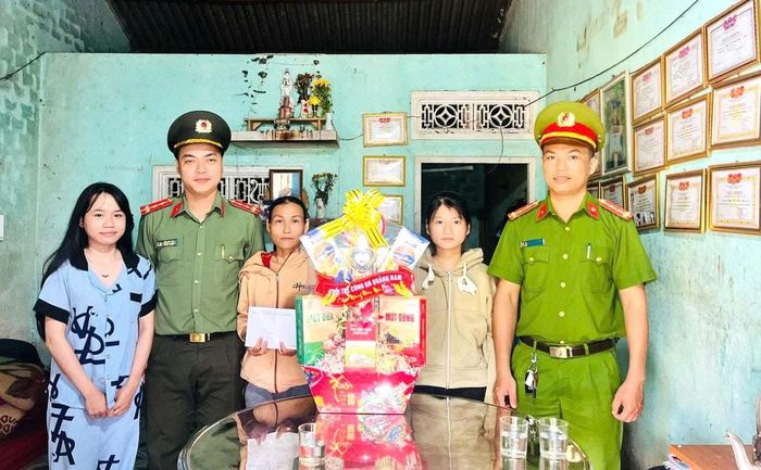 Ban Thanh niên Công an thành phố động viên, trao quà hỗ trợ cho học sinh mồ côi do ban nhận đỡ đầu. Ảnh: L.P
