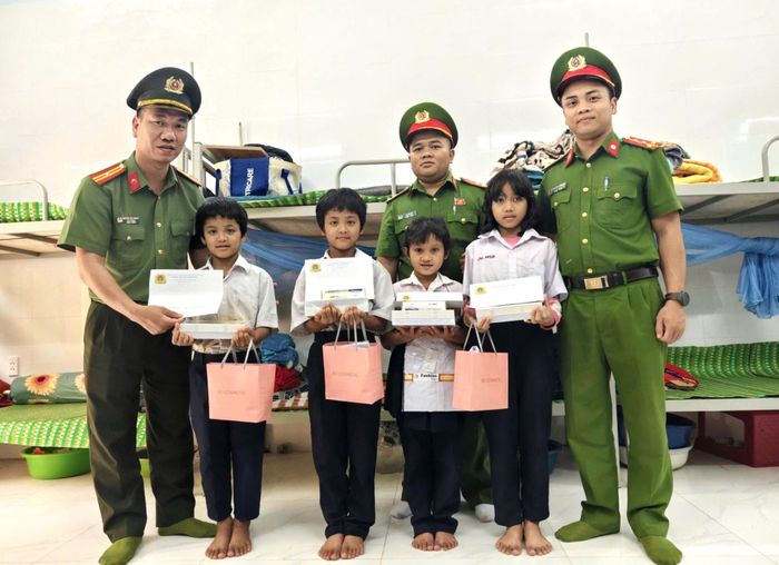 Đề án "Cùng em đến trường" tiếp thêm động lực, niềm tin để học sinh vượt khó, vươn lên trong học tập. Ảnh: L.P