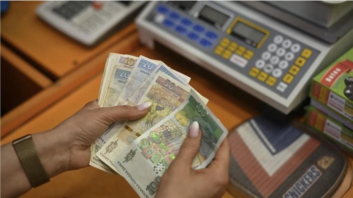 Nhân viên đang đếm tiền lev của Bulgaria tại cửa hàng ở Sofia, ngày 29/3/2024. Ảnh: Oliver Bunic/Bloomberg