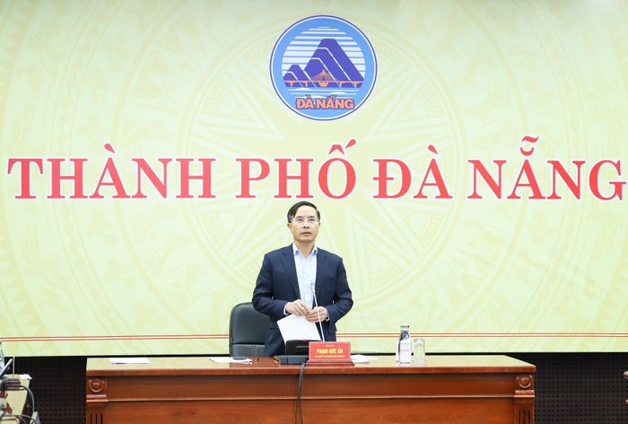 Chủ tịch UBND thành phố Phạm Đức Ấn phát biểu tại hội nghị. Ảnh: NGỌC PHÚ