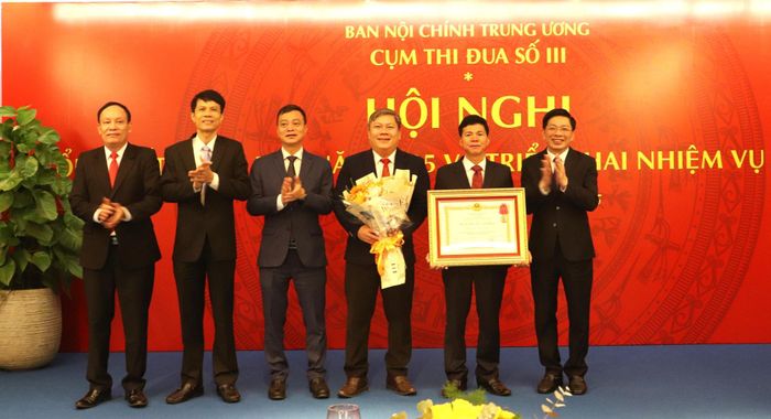 Ban Nội chính Thành ủy Đà Nẵng vinh dự được Chủ tịch nước tặng Huân chương Lao động hạng Ba. Ảnh: NGỌC HÀ