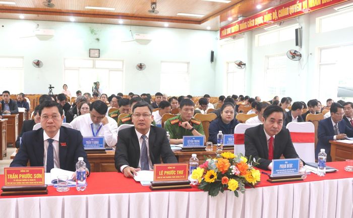 Các đại biểu dự kỳ họp. Ảnh: HOÀNG LIÊN