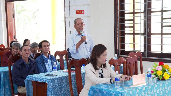Cử tri xã Gò Nổi kiến nghị tại buổi tiếp xúc. Ảnh: QUANG PHI