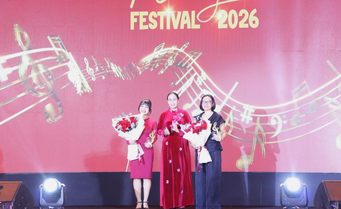 Phó Chủ tịch UBND thành phố Nguyễn Thị Anh Thi (giữa) tặng hoa nhà tài trợ lễ hội. Ảnh: NGỌC HÀ