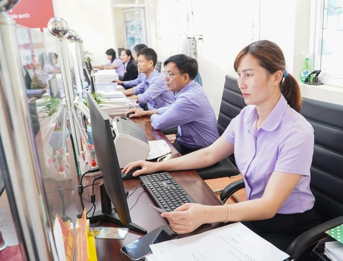 Cán bộ Trung tâm Phục vụ hành chính công xã Tuy Đức luôn nêu cao tinh thần làm việc với phương châm “làm hết việc không hết giờ”