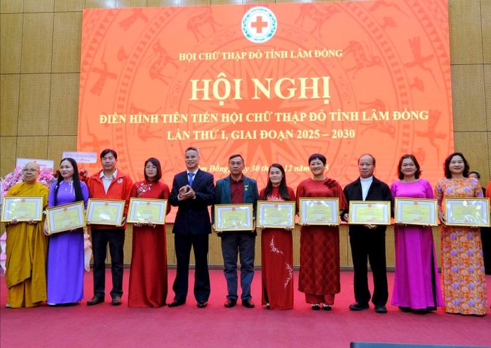 Trao tặng Bằng khen của UBND tỉnh cho các tập thể tiêu biểu trong phong trào thi đua công tác Hội, phong trào Chữ thập đỏ và hoạt động nhân đạo, từ thiện giai đoạn 2020 - 2025