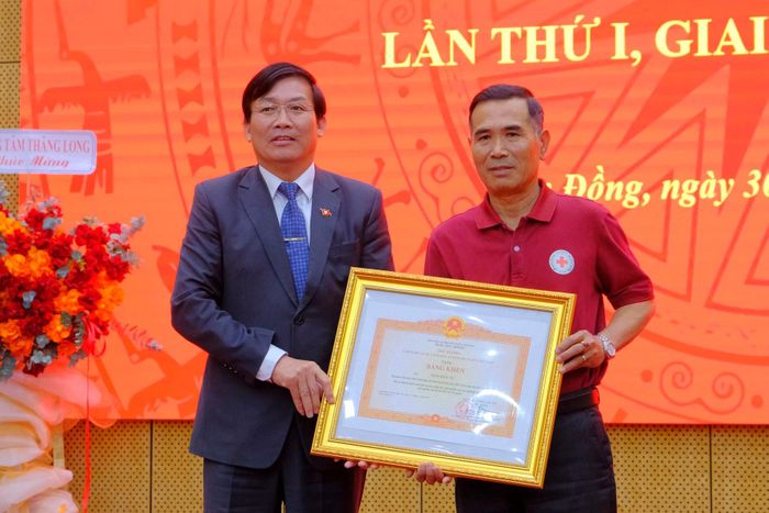Thừa ủy quyền, đồng chí Hoàng Thanh Hải, Tỉnh ủy viên, Phó Bí thư Đảng ủy các cơ quan Đảng tỉnh trao tặng Bằng khen của Thủ tướng Chính phủ cho ông Trần Ngọc Tú vì có thành tích xuất sắc trong công tác, góp phần vào sự nghiệp xây dựng chủ nghĩa xã hội và bảo vệ Tổ quốc