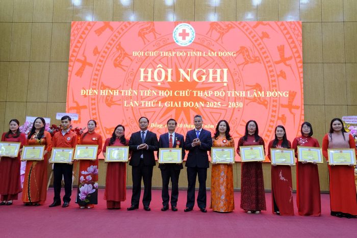 Trao tặng Bằng khen của UBND tỉnh cho các cá nhân tiêu biểu trong phong trào thi đua công tác Hội, phong trào Chữ thập đỏ và hoạt động nhân đạo, từ thiện giai đoạn 2020 - 2025