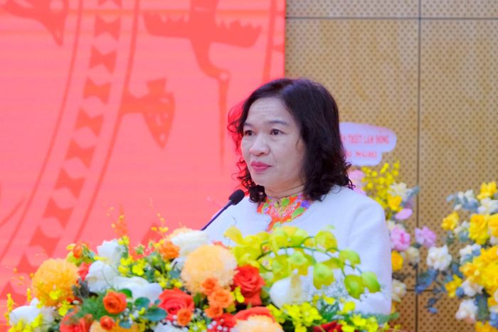 Phó Giám đốc Bệnh viện Đa khoa Đắk Nông H'Vinh Niê trình bày tham luận tại Hội nghị