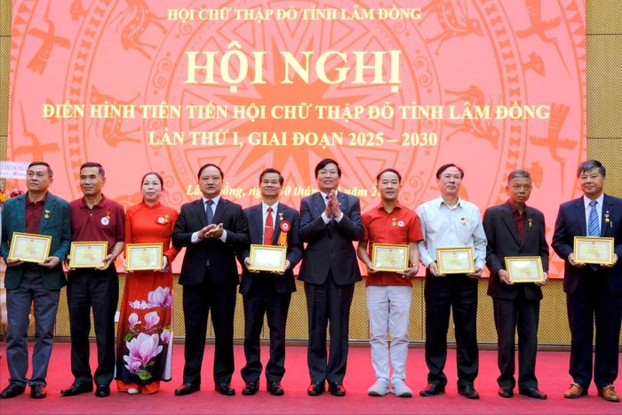 Trao tặng Kỷ niệm chương “Vì sự nghiệp xây dựng và phát triển tỉnh Lâm Đồng” của Chủ tịch UBND tỉnh Lâm Đồng cho các cá nhân có thành tích xuất sắc