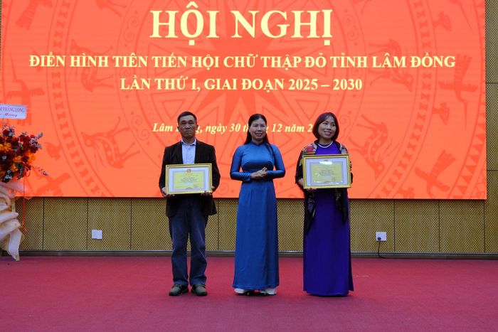 Đồng chí Phan Thị Thanh Mai, Phó Trưởng Ban Tuyên giáo và Dân vận Tỉnh ủy trao tặng Bằng khen cho cá nhân và hộ gia đình vì có thành tích tiêu biểu trong phong trào thi đua “Vì người nghèo - Không để ai ở lại phía sau” giai đoạn 2021 - 2025