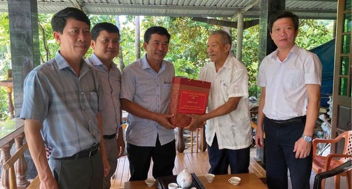  Lãnh đạo Ban Nội chính Thành ủy thăm, tặng quà gia đình chính sách ở xã Phú Lộc