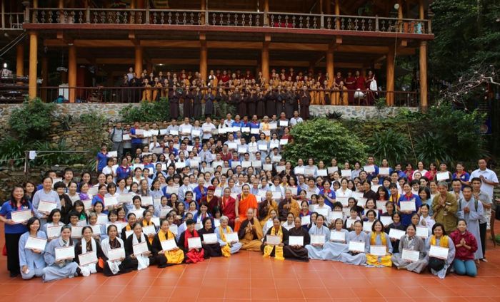 Nhiếp Chính vương Gyalwa Dokhampa và Phật tử tại Tịnh thất Tây Thiên. Ảnh: Drukpa Việt Nam