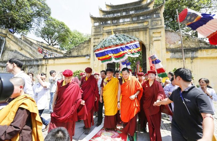 Đức Gyalwang Drukpa và Đức Gyalwa Dokhampa thăm Hoàng thành Thăng Long, năm 2014. Ảnh: Drukpa Việt Nam