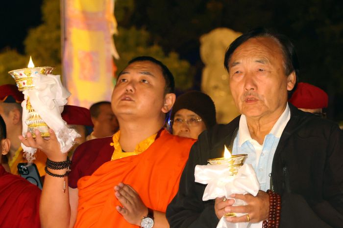  Đức Gyalwang Drukpa và Cha cúng dường đèn, năm 2024. Ảnh: Drukpa Việt Nam