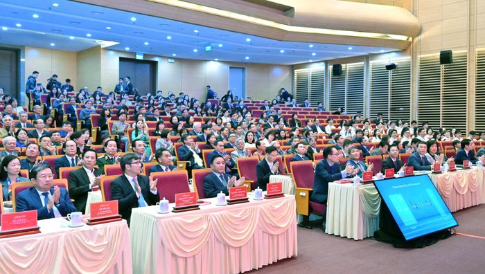 Thường trực Ban Bí thư Trần Cẩm Tú; Bộ trưởng Bộ Ngoại giao Lê Hoài Trung; Phó Bí thư Đảng ủy Quốc hội Vũ Hải Hà; Phó trưởng Ban Tổ chức Trung ương Nguyễn Thành Tâm và các đại biểu dự hội nghị. Ảnh: Quang Khánh