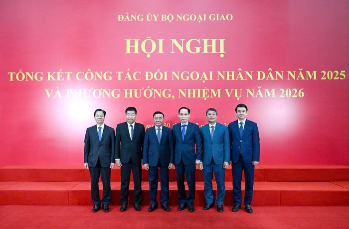 Thường trực Ban Bí thư Trần Cẩm Tú; Bộ trưởng Bộ Ngoại giao Lê Hoài Trung; Phó trưởng Ban Tổ chức Trung ương Nguyễn Thành Tâm và các đại biểu. Ảnh: Quang Khánh