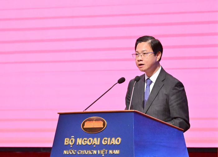 Thứ trưởng Bộ Ngoại giao Ngô Lê Văn phát biểu. Ảnh: Quang Khánh