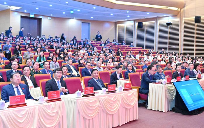 Thường trực Ban Bí thư Trần Cẩm Tú; Bộ trưởng Bộ Ngoại giao Lê Hoài Trung; Phó Bí thư Đảng ủy Quốc hội Vũ Hải Hà; Phó Trưởng ban Tổ chức Trung ương Nguyễn Thành Tâm và các đại biểu dự hội nghị. Ảnh: Quang Khánh