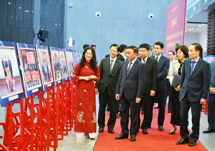 Thường trực Ban Bí thư Trần Cẩm Tú; Bộ trưởng Bộ Ngoại giao Lê Hoài Trung và các đại biểu tham quan trưng bày hình ảnh nổi bật về công tác đối ngoại nhân dân năm 2025. Ảnh: Quang Khánh