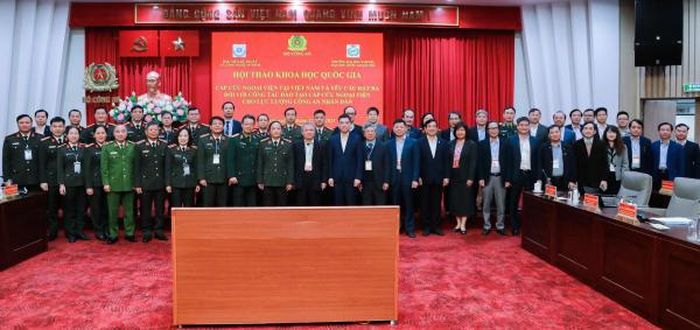 Các đại biểu chụp ảnh kỷ niệm tại hội thảo.