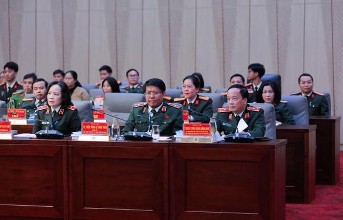 Thứ trưởng Đặng Hồng Đức và các đại biểu tham dự hội thảo.
