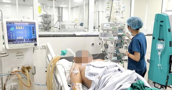 Bác sĩ Bệnh viện Bệnh nhiệt đới T.Ư điều trị cho bệnh nhân sốt xuất huyết Dengue. Ảnh: BVCC