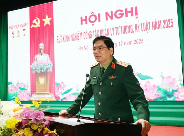  Trung tướng, Phó Giáo sư, Tiến sĩ Nghiêm Đức Thuận, Chính ủy Học viện Quân y phát biểu chỉ đạo hội nghị. 