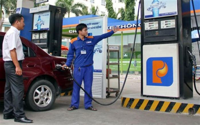 Giá xăng có thể giảm lần thứ 4 liên tiếp vào chiều nay. (Ảnh: PLX)