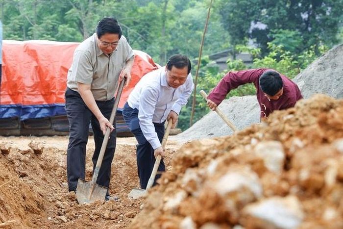Thủ tướng tham gia khởi công xây nhà mới cho hộ gia đình ông Xa Văn Vọng, xóm Sơn Phú, xã Cao Sơn, huyện Đà Bắc, tỉnh Hòa Bình.