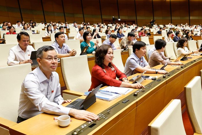Đại biểu Quốc hội bấm nút thông qua các dự thảo Luật, Nghị quyết.