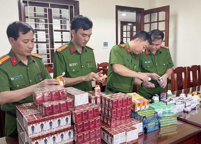 ‘Tuyên chiến không khoan nhượng' với tình trạng thuốc giả, thực phẩm giả.