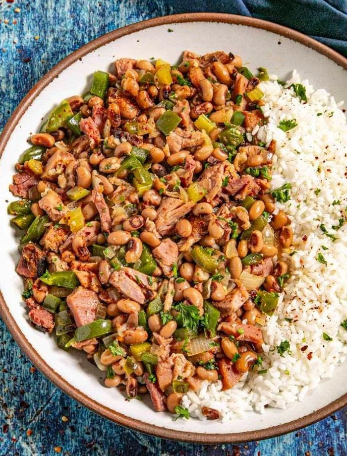Là món ăn truyền thống của miền Nam nước Mỹ, Hoppin’ John gồm cơm, đậu và các loại thịt. Ảnh: Chili Pepper Madness
