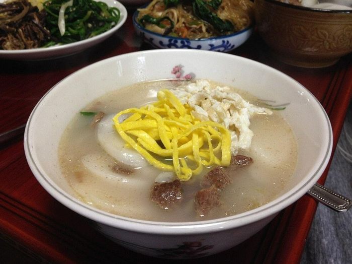 Canh bánh gạo là món ăn truyền thống trong ngày đầu năm của người Hàn Quốc. Ảnh: CC0