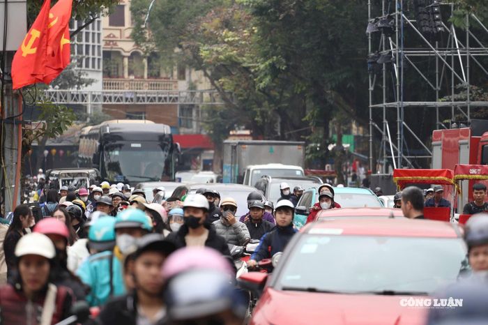 Các phương tiện nườm nượp đổ về khu vực Hồ Gươm khiến việc di chuyển khó khăn.