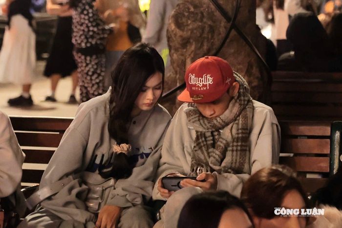 Dù thời tiết về đêm se lạnh, dòng người vẫn tiếp tục đổ về khu vực trung tâm để hòa vào không khí lễ hội.