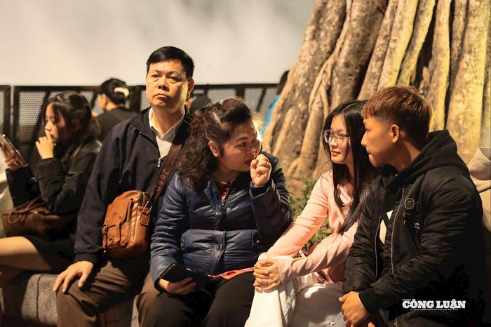 Nhiều gia đình cũng có mặt sớm để tìm vị trí thuận lợi theo dõi các hoạt động chào mừng năm mới.