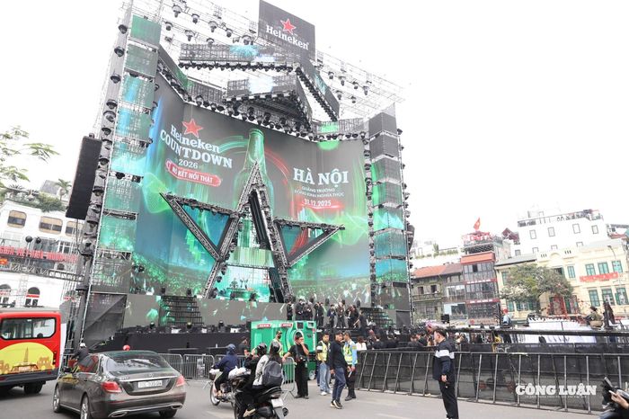 Khu vực sân khấu chương trình Countdown đã sẵn sàng cùng người dân đếm ngược khoảnh khắc chào năm mới.