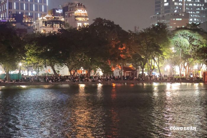 Khu vực ven Hồ Gươm gần như kín người, tạo nên khung cảnh đông đúc hiếm thấy trong những ngày cuối năm.