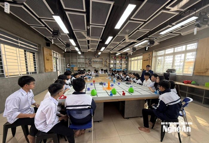 Tiết học tại phòng thực hành STEM Trường THPT Kim Liên. Ảnh: Hương Giang